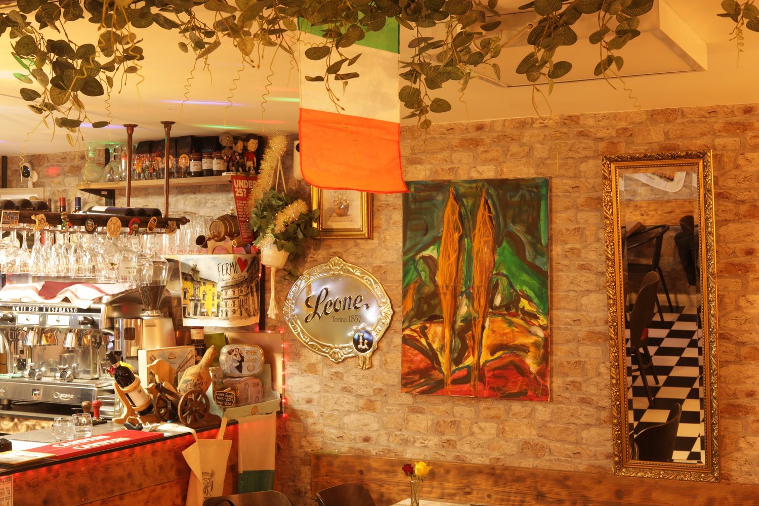 Inside History Pizzeria